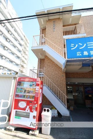 ウエダビルの玄関写真