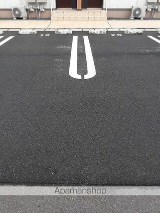 メゾンリヴィエールＬ[1LDK/50.17m2]の駐車場