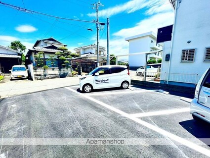 和歌山県和歌山市布引[1LDK/44.8m2]の駐車場2