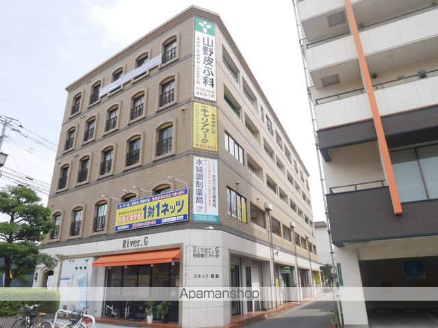 西都ビルの玄関写真
