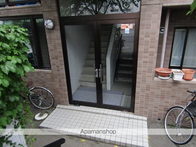 グローバル南平岸の玄関写真