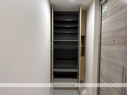 セレスティア西綾瀬[2LDK/46.78m2]の玄関