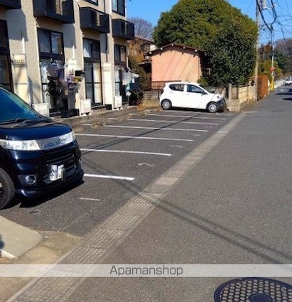 レオパレスＲＡＦＦＩＮＥ[1K/20.28m2]の駐車場