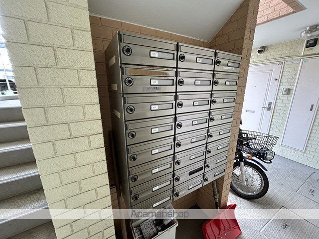 ウィスタリア元町の玄関写真
