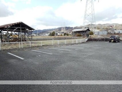 ＤーＲｏｏｍ　ウィステリア　Ｂ棟[1R/29.44m2]の駐車場1