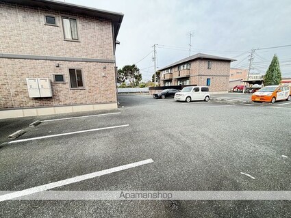 エクレール・ヴェルドミール　Ａ棟[2DK/42.08m2]の駐車場1
