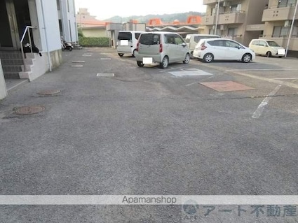 健マンション[3DK/49m2]の駐車場2