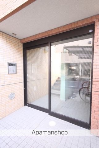 岸田マンションの玄関写真