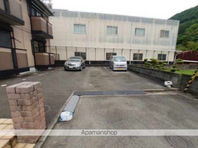 和歌山県海南市岡田[1K/26.93m2]の駐車場2