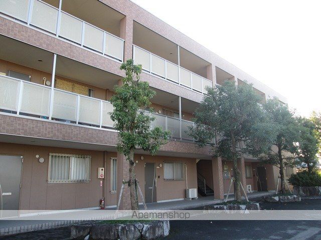 四国中央市 3階建 築23年の玄関写真