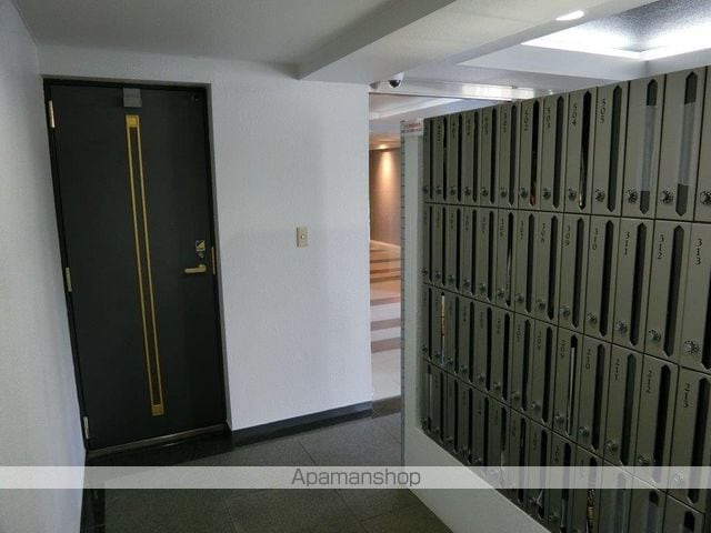 ユーコート千歳烏山の玄関写真