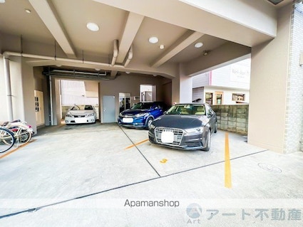 イル・パラッツォ萱町[1LDK/31.68m2]の駐車場