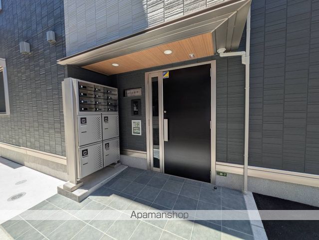 シャトル古市の玄関写真