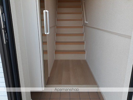 メゾン　ド　ルミエール[1LDK/51m2]の玄関