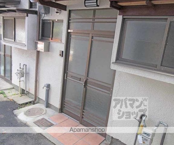 小栗栖岩ケ淵町貸家の玄関写真