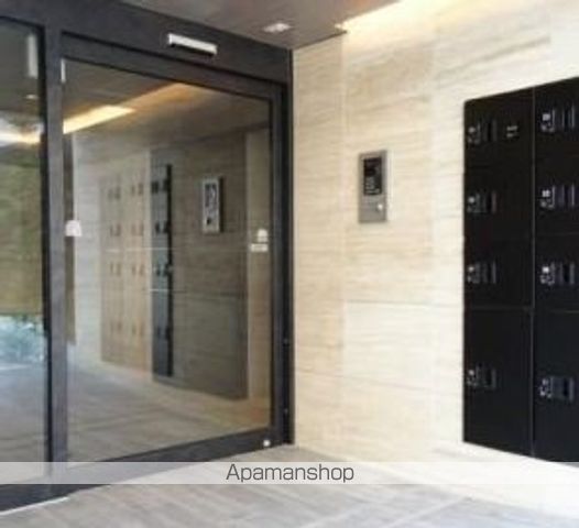 LEGALAND市谷薬王寺の玄関写真