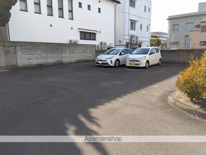 レオパレスＲｕｈｅ[1K/20.37m2]の駐車場2