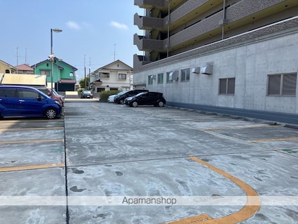 タロックス新居浜[2LDK/64.26m2]の駐車場