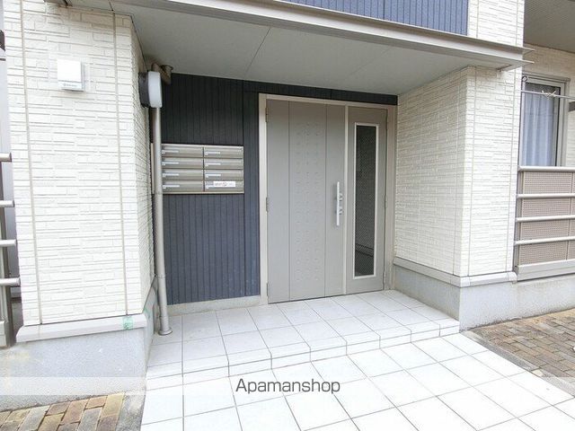 ヴィラージュ A棟の玄関写真