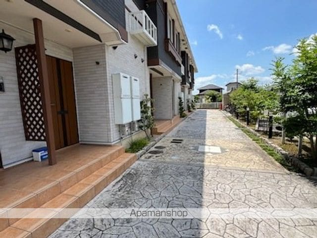 東近江市 2階建 築13年の玄関写真