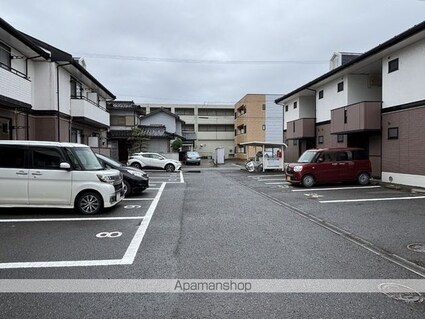 ロイヤルファミール　Ｄ[1K/28.72m2]の駐車場