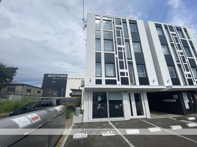 メニーズコート創成タウンC棟の外観写真