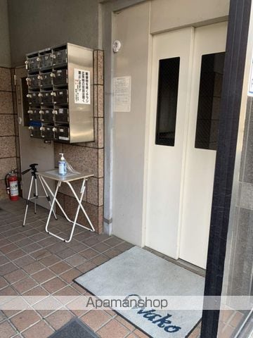 和光ビル新館の玄関写真