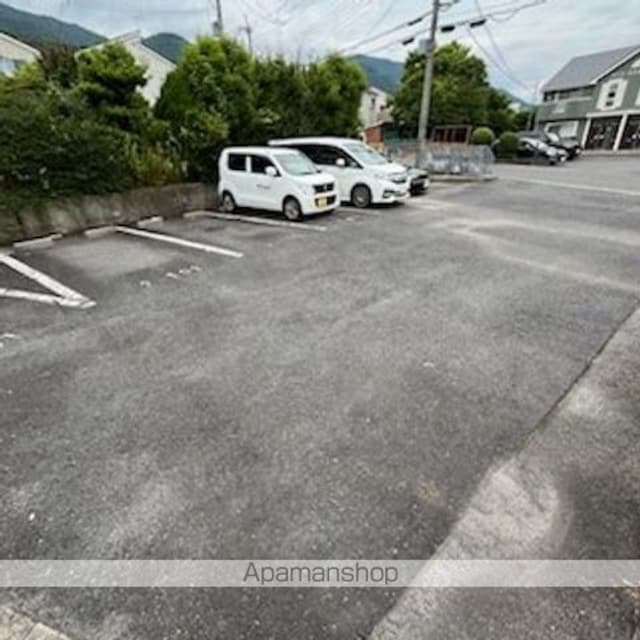 メゾンエスポワールⅡ[2DK/46.13m2]の駐車場2