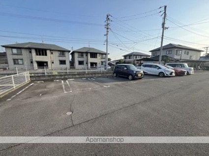 ウィット北久米　Ａ棟[2LDK/57.1m2]の駐車場1