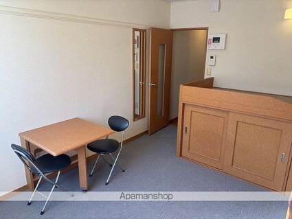 レオパレスメイプルコートⅡ号館[1K/28.02m2]のリビング・居間2