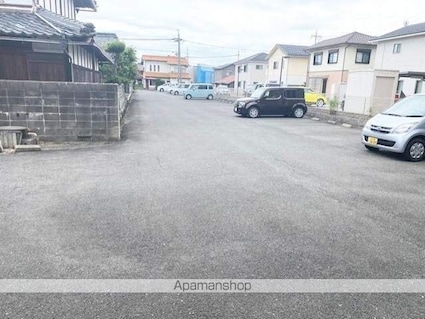 Ｃｒｅｓｔ　Ｓｑｕａｒｅ　Ⅰ[2DK/48.88m2]の駐車場1