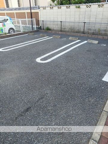 サン　アーク　ビレッジ[1LDK/44.7m2]の駐車場