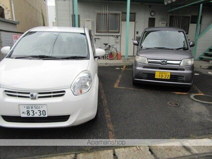 白樺ハウス[1K/23.89m2]の駐車場1