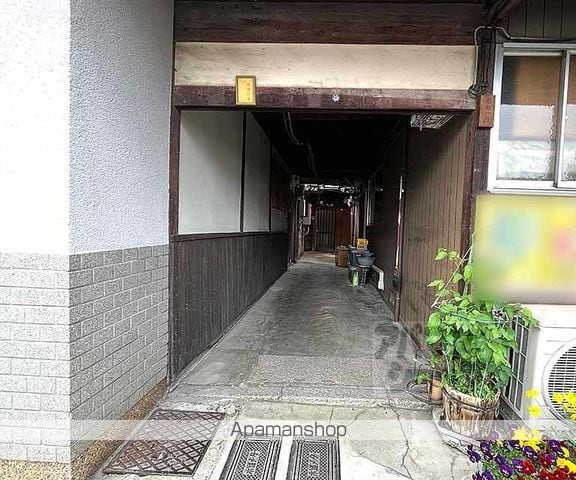 京都市烏丸線 丸太町駅 徒歩15分 2階建 築77年の玄関写真