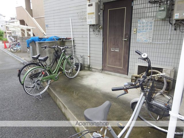 住地八坂マンションの玄関写真