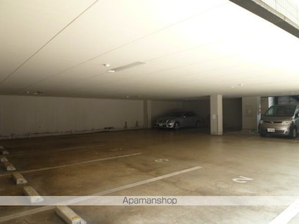 ロイヤルハイツ森下[1R/27.38m2]の駐車場