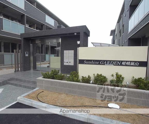 サンシャインガーデン嵯峨嵐山 A棟B棟の玄関写真
