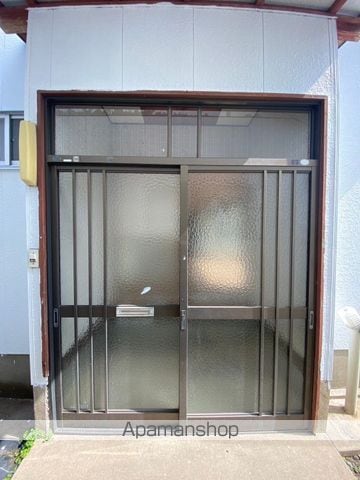 中内貸家の玄関写真