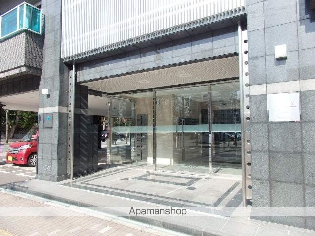 ノヴァ知事公館前の玄関写真