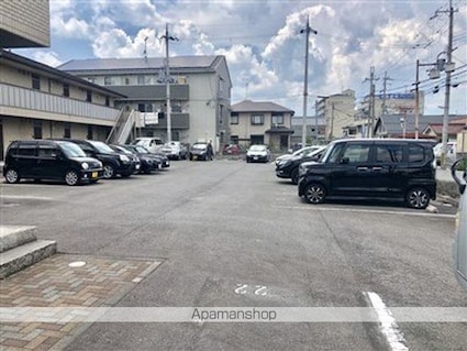 エバーグリーンコート山中[1R/30.39m2]の駐車場2
