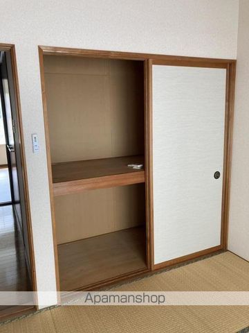 オーグ県庁前の内装写真