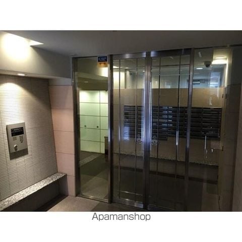 コンフォリア神田神保町の玄関写真
