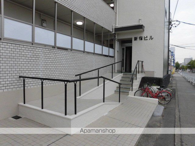 新宿ビルの玄関写真