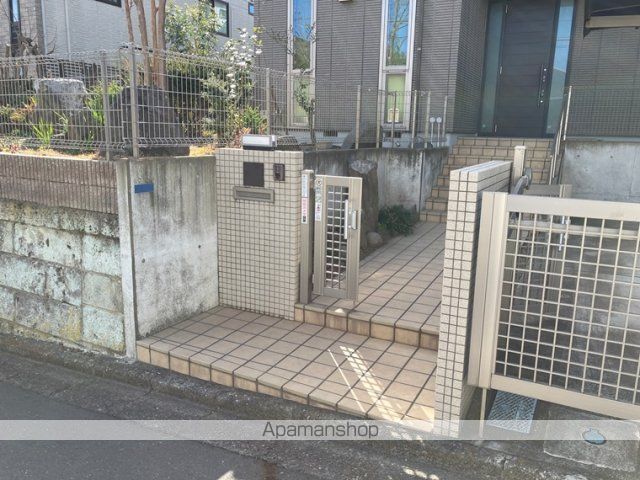 湘南モノレール 片瀬山駅 徒歩9分 2階建 築19年の玄関写真