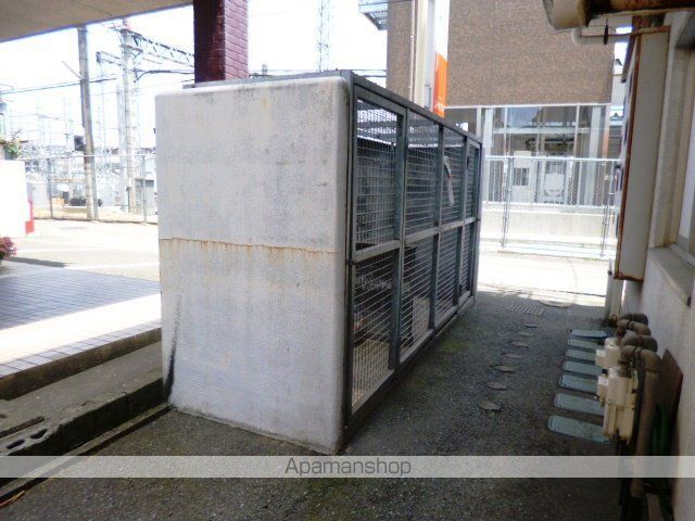 街道ビルの玄関写真