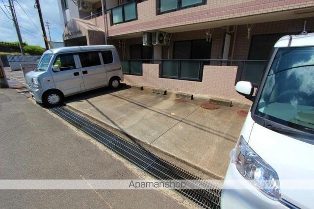 香川県高松市郷東町[1K/18.63m2]の駐車場