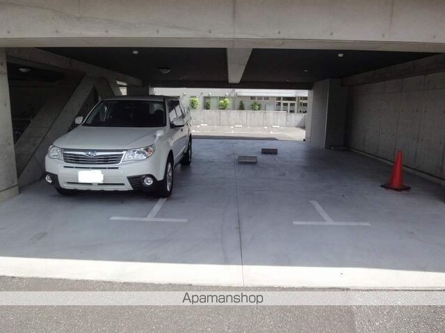 カーサ地球３３番地[1R/40.2m2]の駐車場