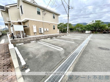 ヴィラ有ノ木[2DK/44.67m2]の駐車場2