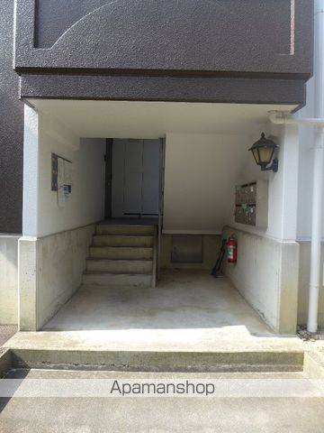 パープルシャトーA棟の玄関写真