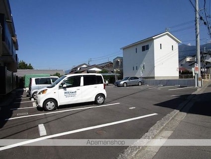 愛媛県新居浜市中村１丁目[2DK/45m2]の駐車場1